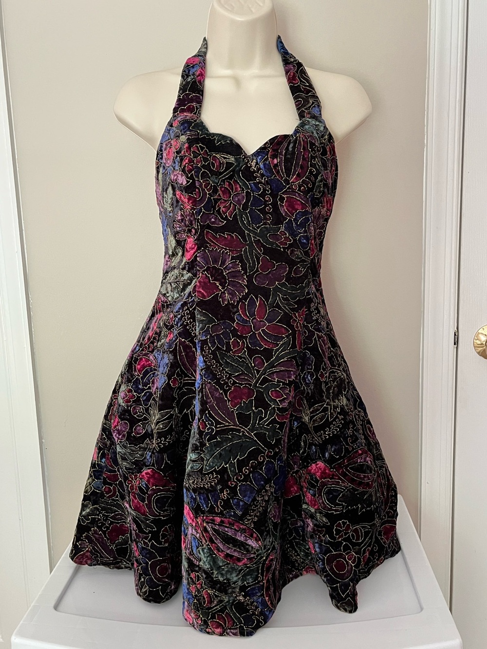 Vintage 80s Steppin’ Out Fit and flare halter neck dark black, pink, and purple